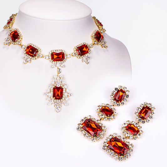 Conjunto de Liga de Ouro com Cristal Emporia® Vermelho e Cristal Emporia® Branco ( Colar+Brincos )