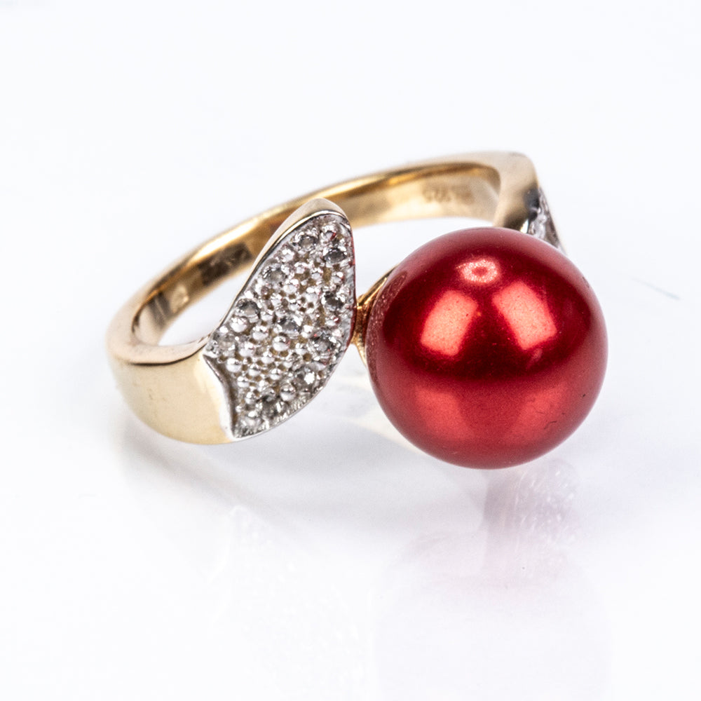 Anel de Prata com Banho de Ouro com Pérola Vermelha de Água Doce e Topázio Branco Contraste: Cabeca de Veado (800)