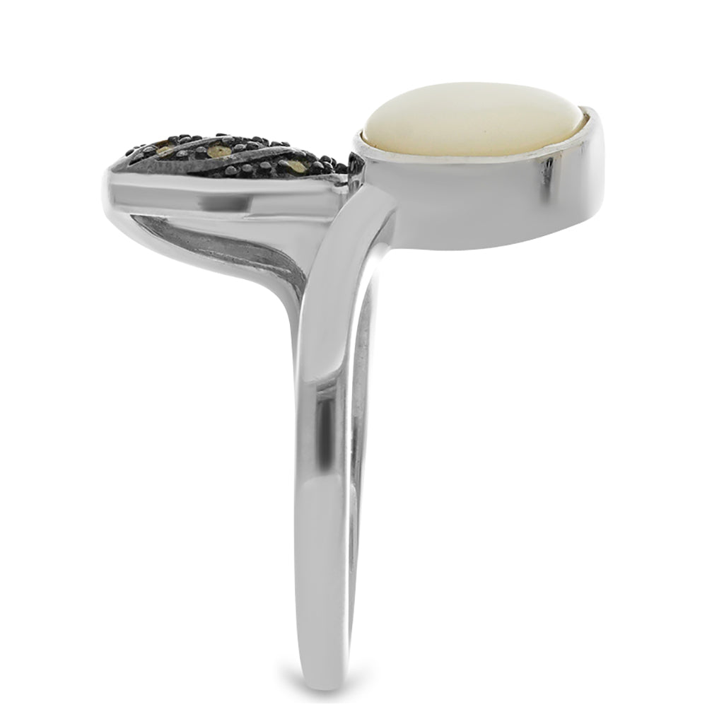 Anel de Prata com Marcassite Austriaco e Mãe de Pérola Contraste: Cabeca de Veado (800)