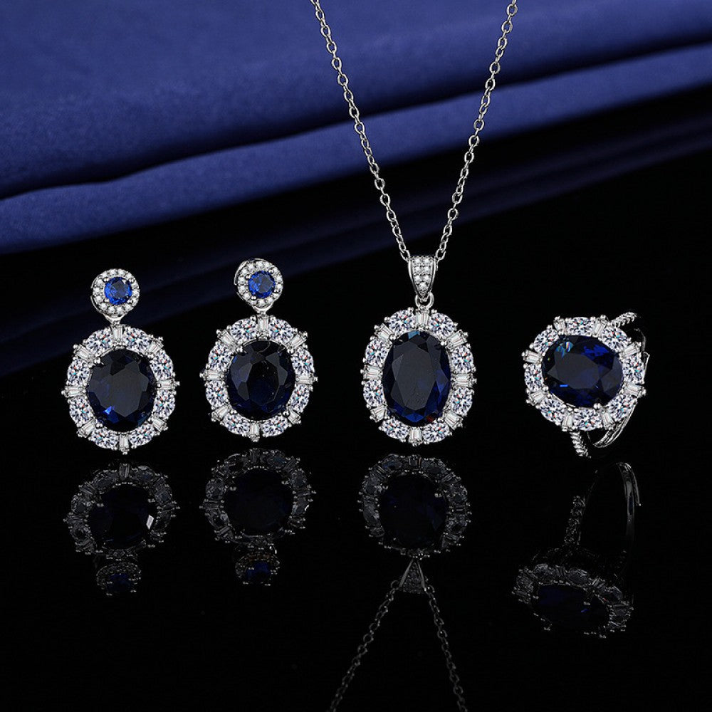 Conjunto de Liga de Ouro com Cristal Emporia® Azul e Cristal Emporia® Branco ( Colar+Brincos+Anel+Pendente )