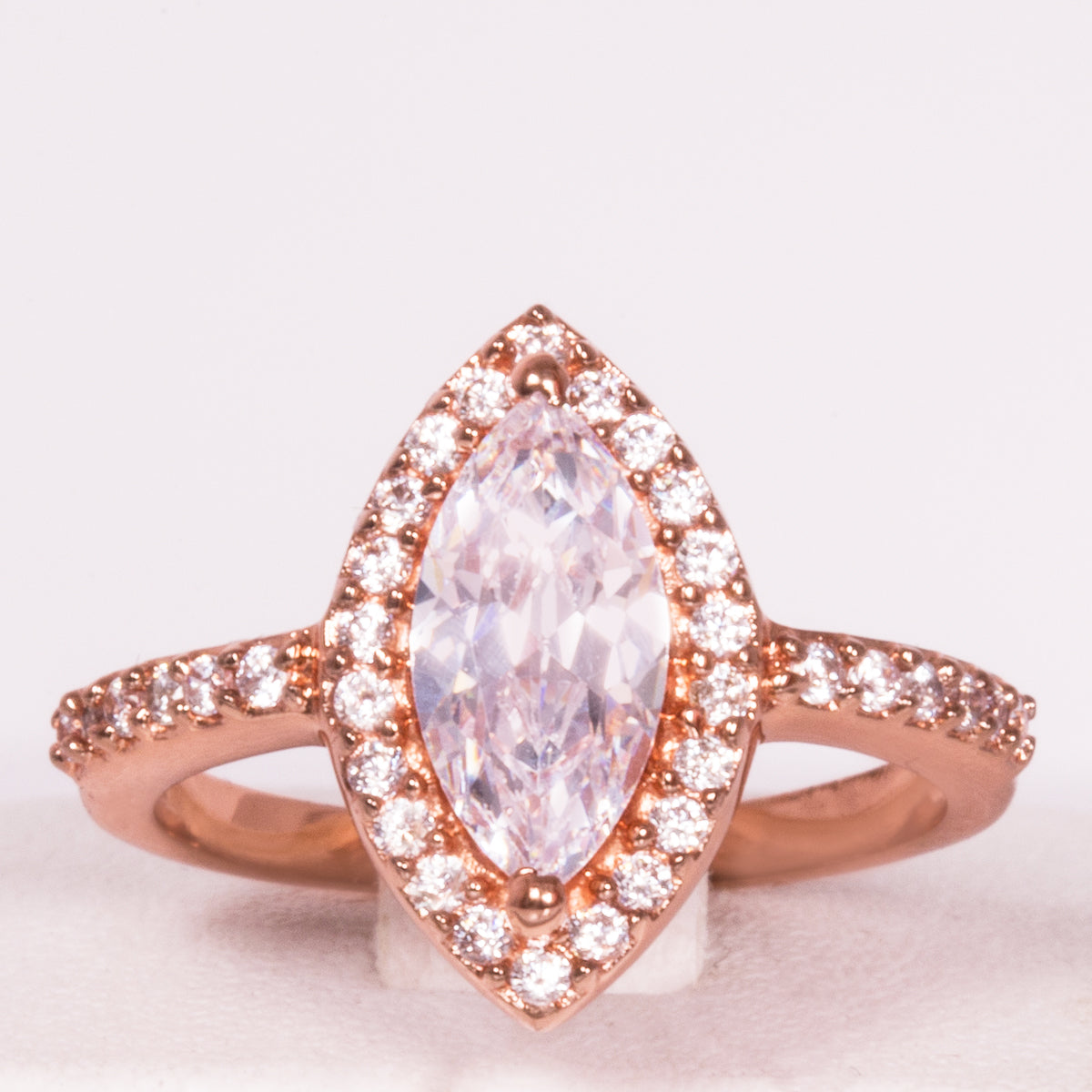 Anel de Liga de Ouro com Cristal Emporia® Branco ( Anel )