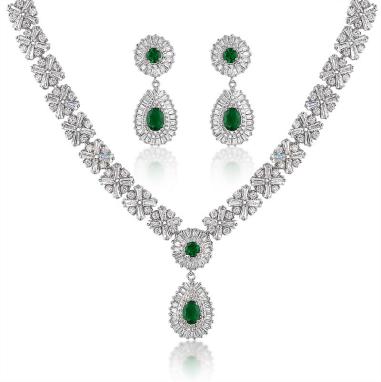 Conjunto de Liga de Ouro Branco com Cristal Emporia® Verde e Cristal Emporia® Branco ( Colar+Brincos )