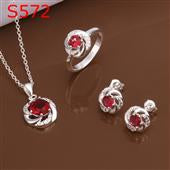 Conjunto de Liga de Ouro com Cristal Emporia® Vermelho ( Colar+Brincos+Anel )