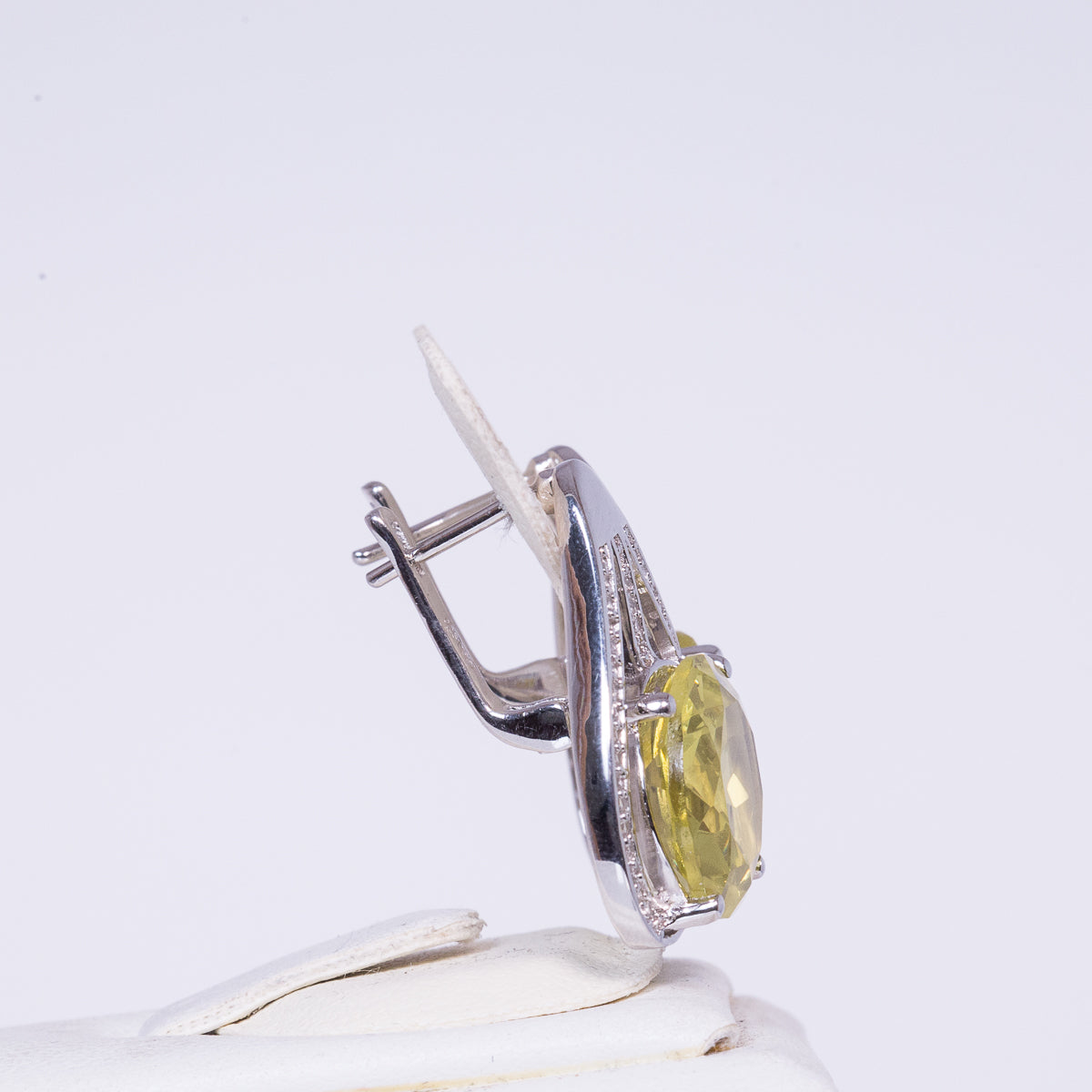 Brincos de Prata com Diásporo Artificial e Topázio Branco Contraste: Cabeca de Veado (800)