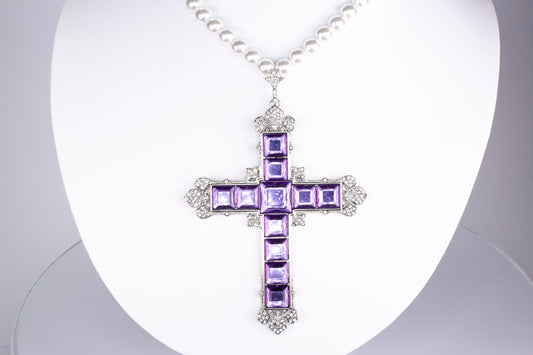 Cruz Colar de Liga de Ouro Branco com Cristal Emporia® Roxo e Pérola de Vidro