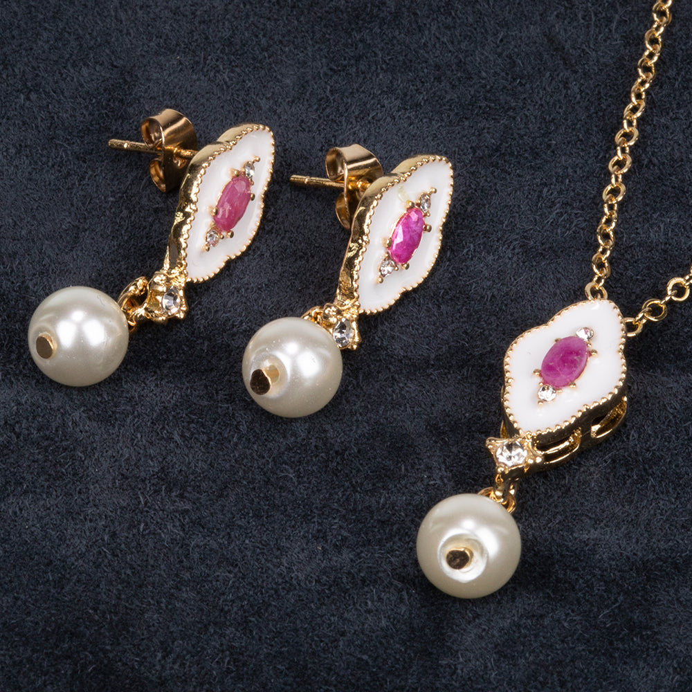 Conjunto de Liga de Ouro com Rubi e Pérola de Vidro ( Colar+Brincos+Pendente )