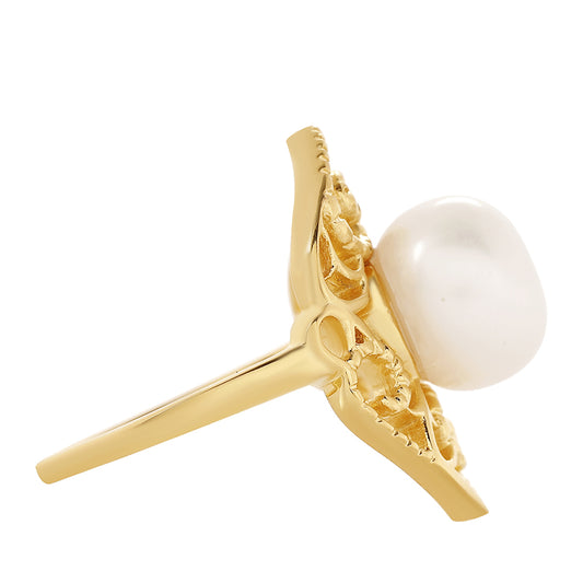 Anel de Prata com Banho de Ouro com Pérola Cultivada de Baroque  Contraste: Cabeca de Veado (800)