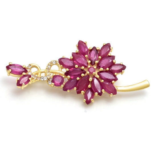 Alfinete de Prata com Banho de Ouro com Rubi de Madagáscar e Topázio Branco  Contraste: Cabeca de Veado (800)