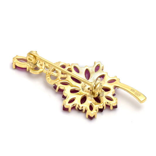 Alfinete de Prata com Banho de Ouro com Rubi de Madagáscar e Topázio Branco  Contraste: Cabeca de Veado (800)