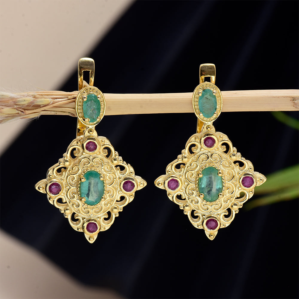 Brincos de Prata com Banho de Ouro com Rubi de Madagáscar e Esmeralda do Brasil  Contraste: Cabeca de Veado (800) 2 