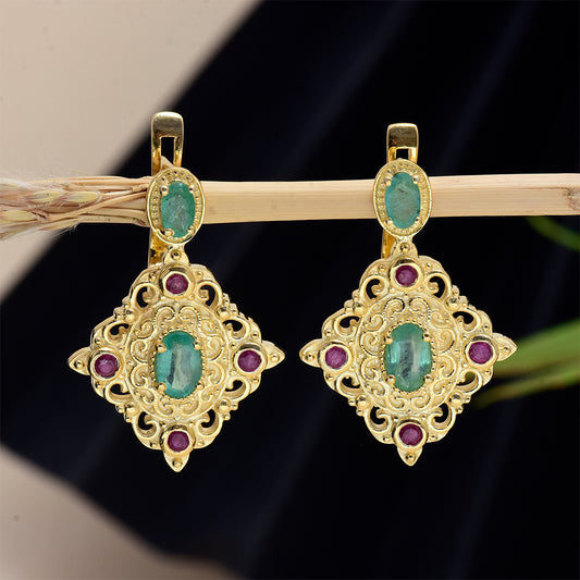 Brincos de Prata com Banho de Ouro com Rubi de Madagáscar e Esmeralda do Brasil  Contraste: Cabeca de Veado (800)