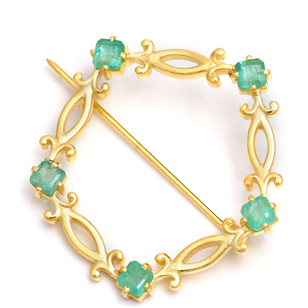 Alfinete de Prata com Banho de Ouro com Esmeralda do Brasil  Contraste: Cabeca de Veado (800)
