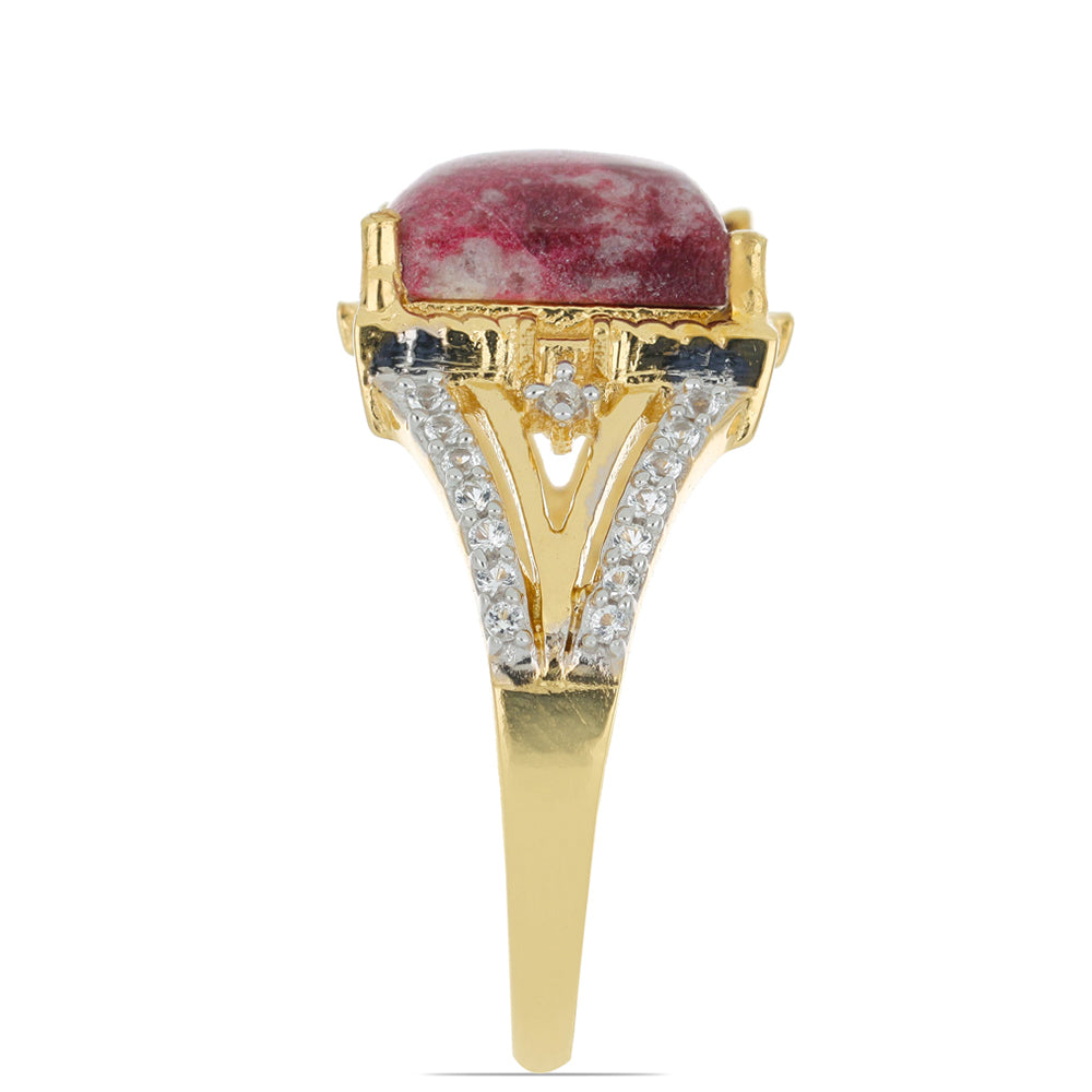 Anel de Prata com Banho de Ouro com Thulite e Topázio Branco  Contraste: Cabeca de Veado (800)