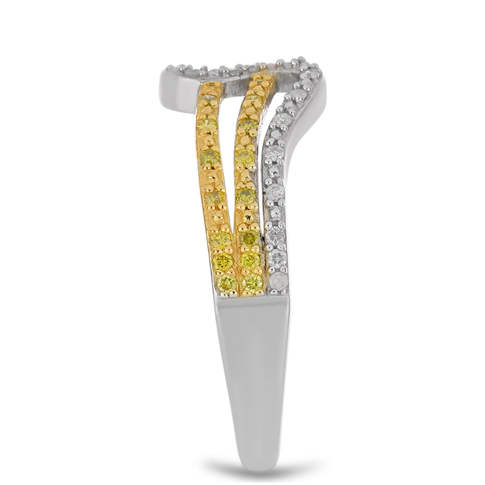 Anel de Prata com Banho de Ouro com Diamante Amarelo e Diamante Branco  Contraste: Cabeca de Veado (800)