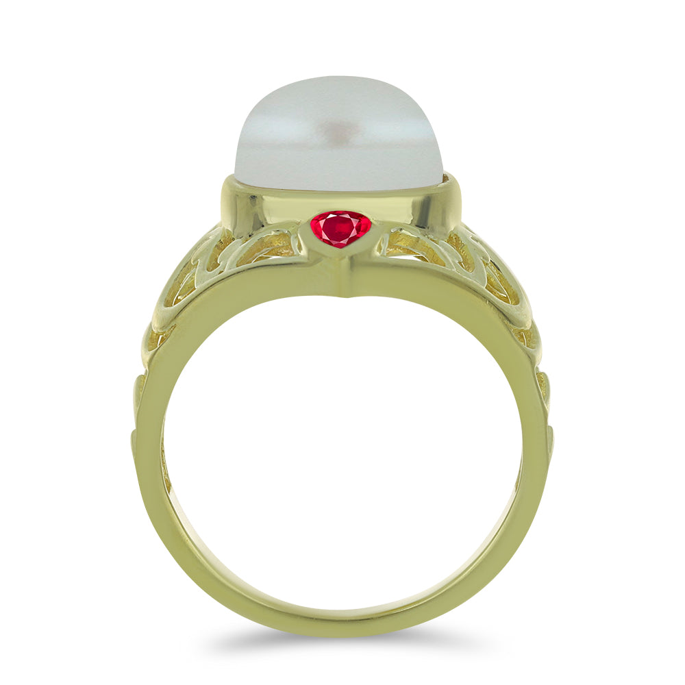 Anel de Prata com Banho de Ouro com Pérola Branca de Água Doce e Rubi de Madagáscar  Contraste: Cabeca de Veado (800)