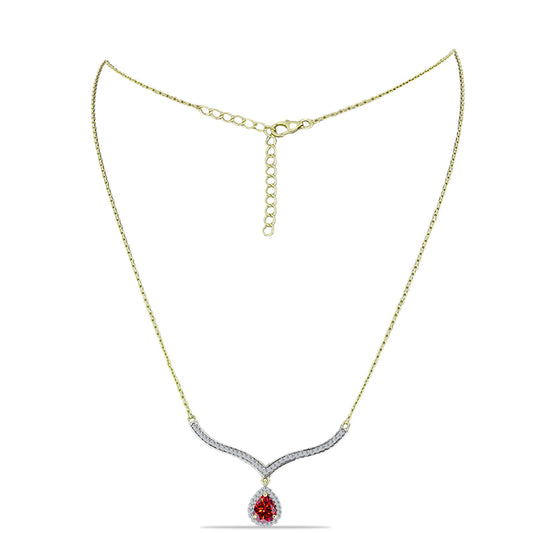 Colar de Prata com Banho de Ouro com Moissanite Vermelho Majestoso e Topázio Branco  Contraste: Cabeca de Veado (800)