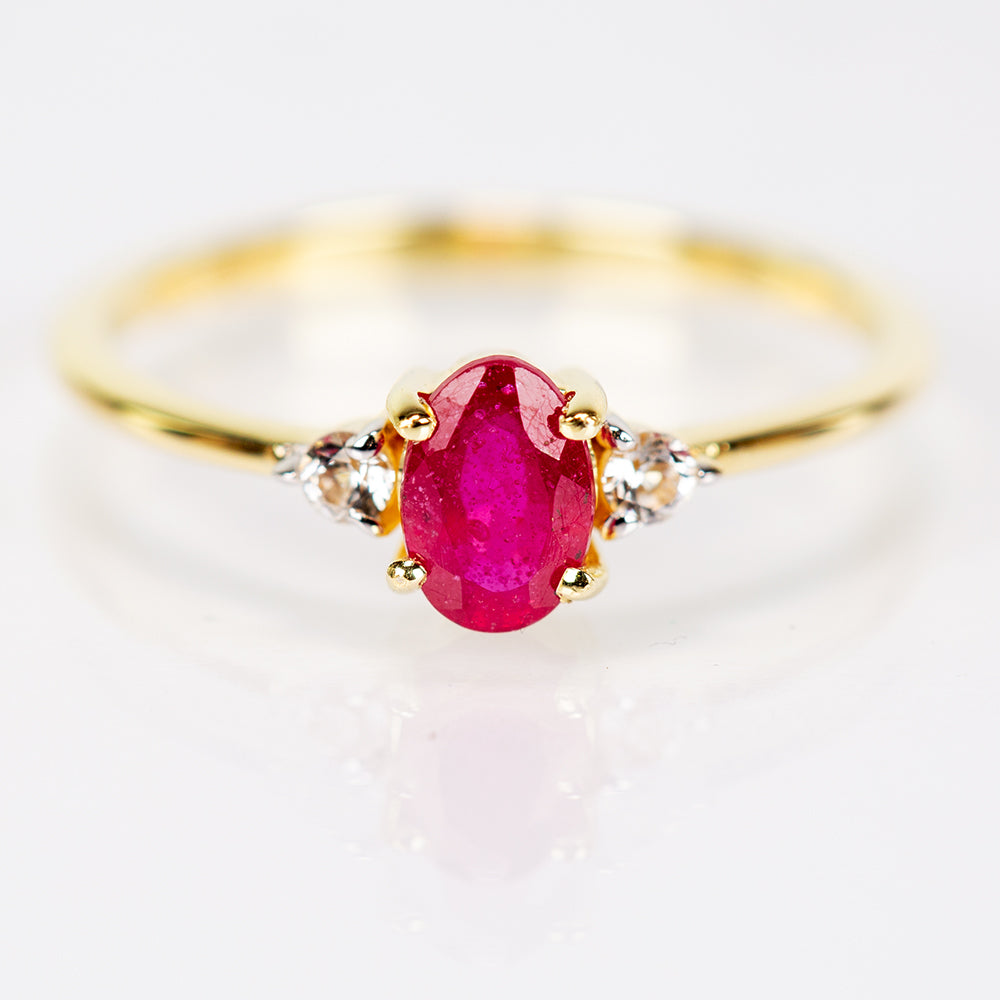 Anel de Prata com Banho de Ouro com Rubi de Madagáscar e Topázio Branco