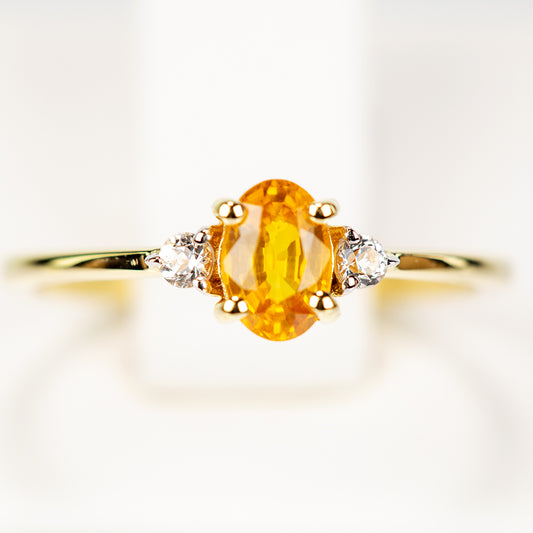 Anel de Prata com Banho de Ouro com Safira Amarela de Rosebery e Topázio Branco