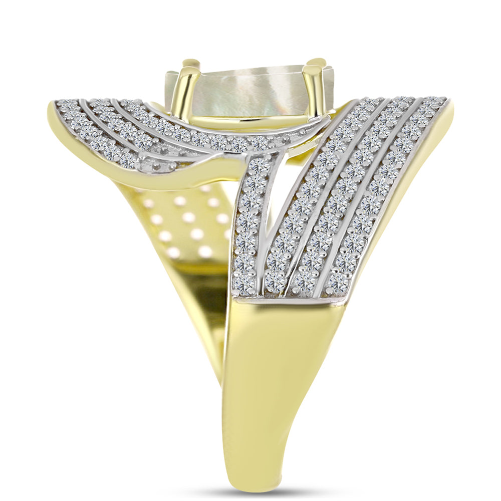 Anel de Prata com Banho de Ouro com Mãe de Pérola e Topázio Branco  Contraste: Cabeca de Veado (800)