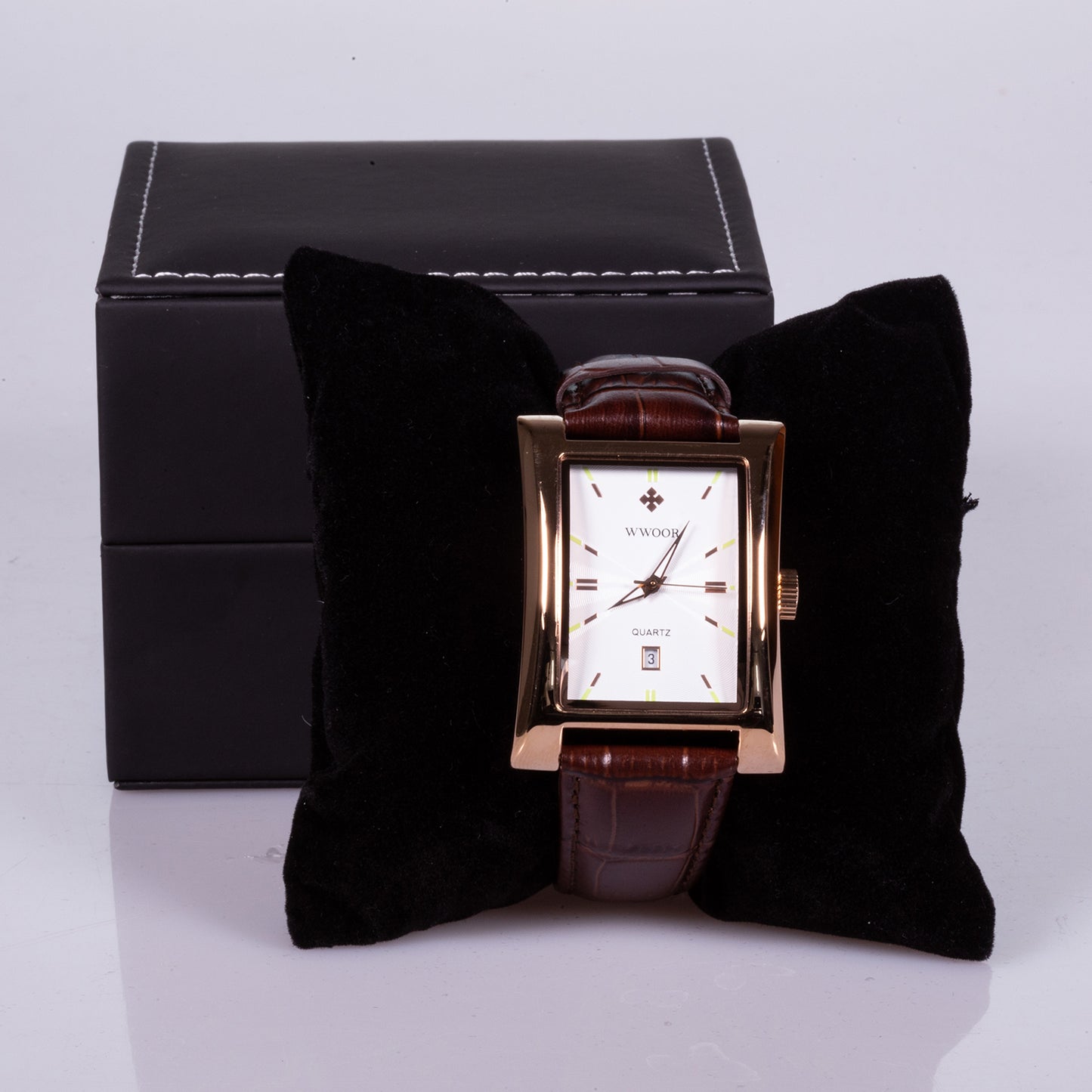 Relógio em Aço Inoxidável com Caixa Dourada e Bracelete em Pele Genuína Castanha