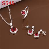 Conjunto de Liga de Ouro com Cristal Emporia® Vermelho ( Colar+Brincos+Anel )