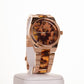 Relógio feminino Banhado a liga de Ouro Rosa com pulseira de listras de tigre e algarismos romanos na esfera.