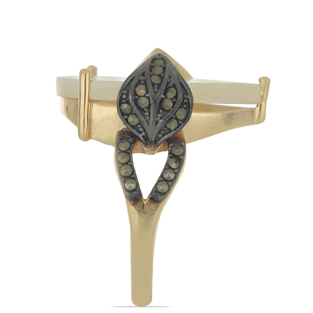 Anel de Prata com Banho de Ouro com Mãe de Pérola e Marcassite  Contraste: Cabeca de Veado (800)