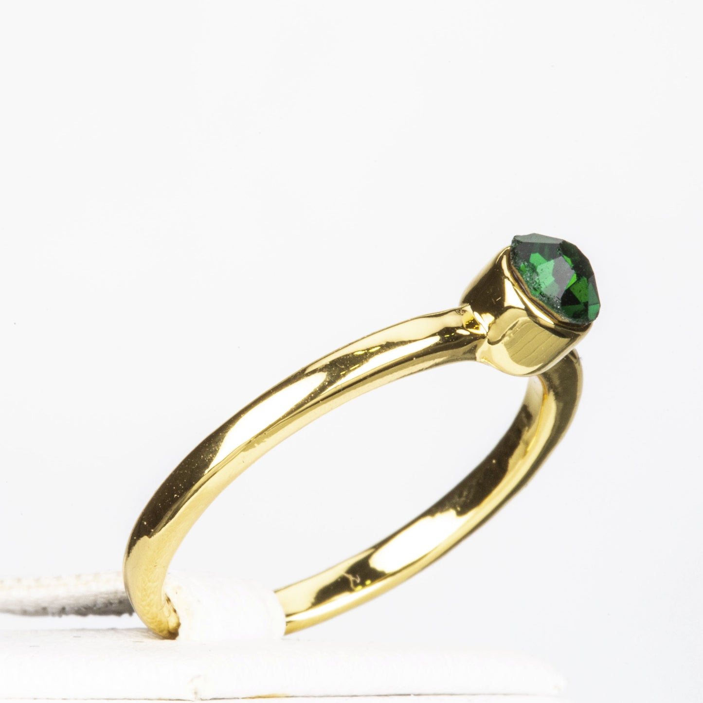 Conjunto de 8 anéis em liga de ouro com cristal Emporia® vermelho e verde